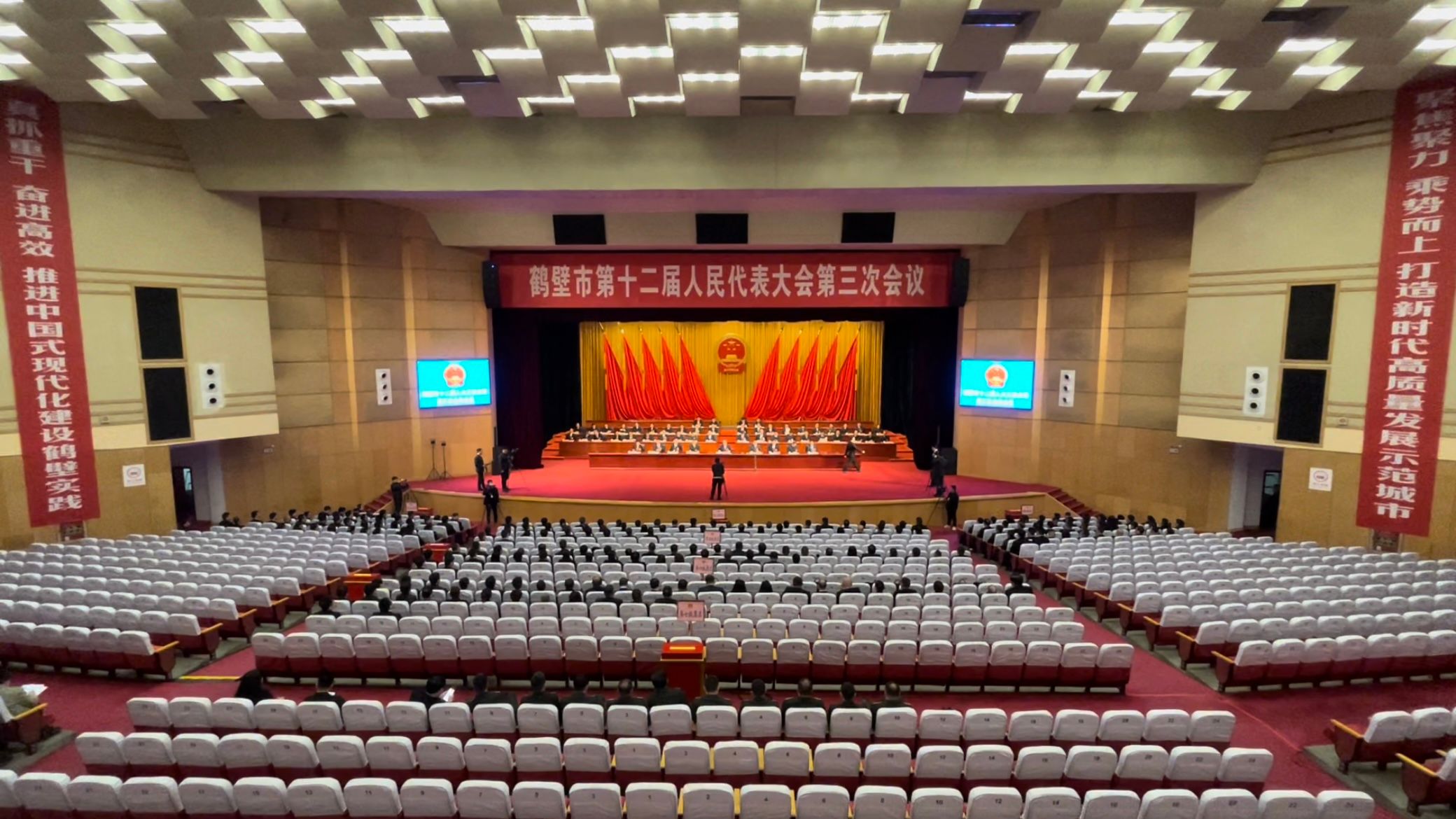 李可当选鹤壁市人民政府市长